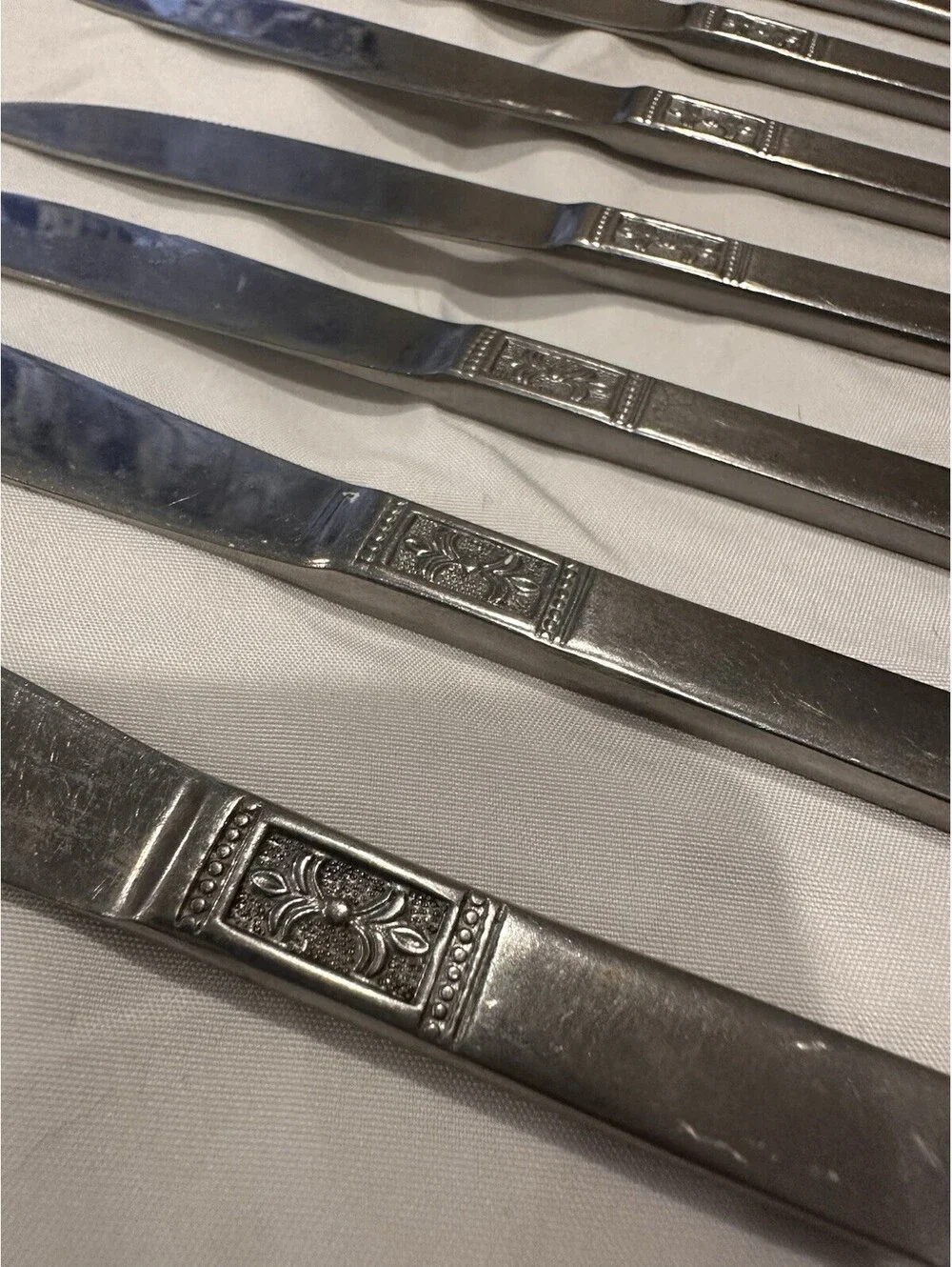 Customcraft Fleur de Lis Dinner Knives 8-1/8